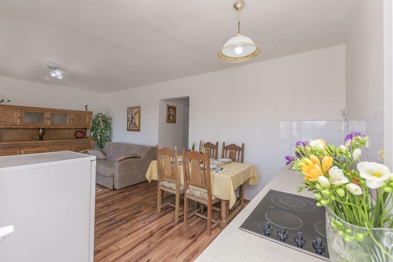 Apartment Nansy أوميس الغرفة الصورة